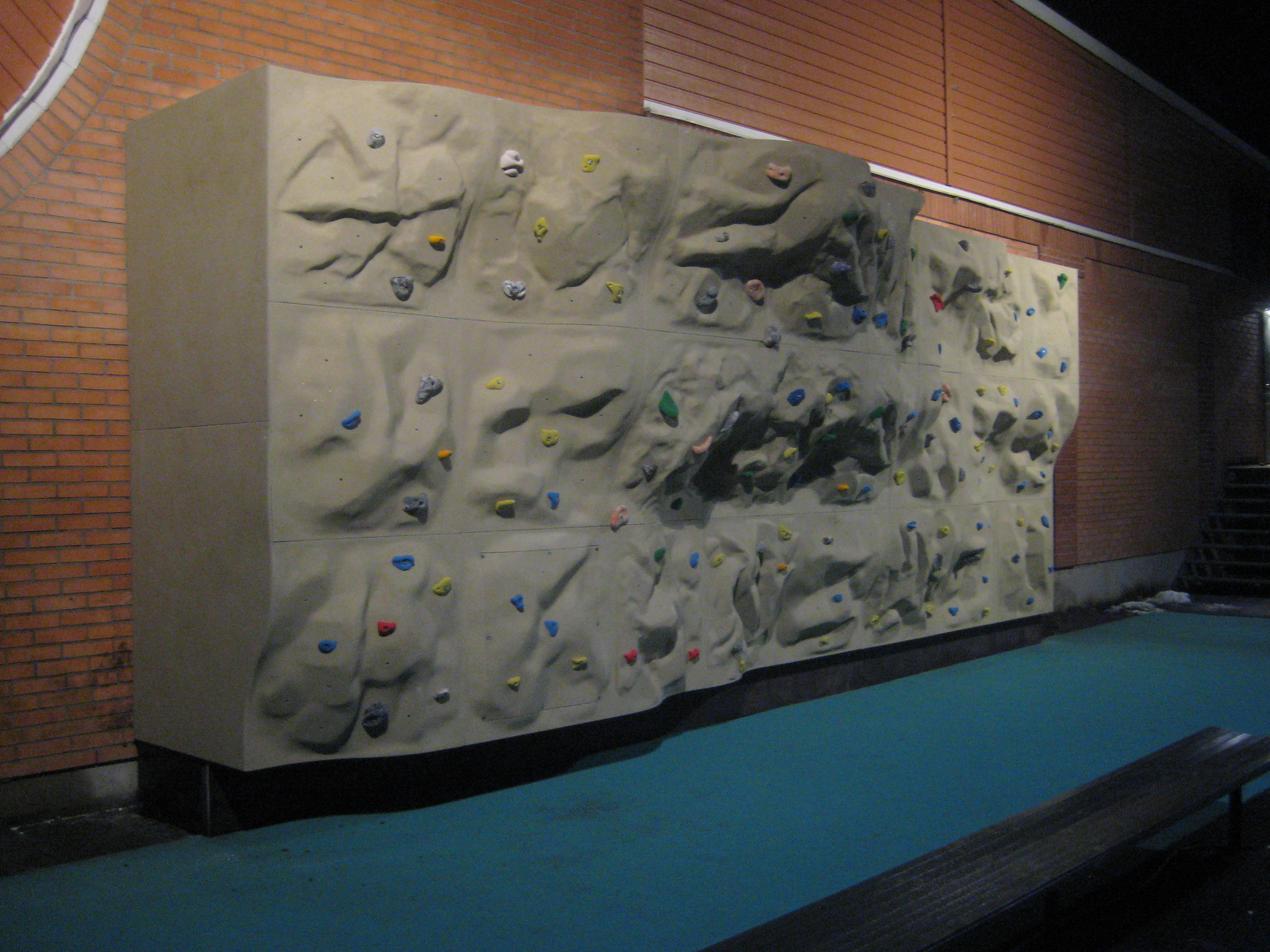 Bouldervägg av glasfiberförstärkta 3-D skivor på en galvaniserad stålstomme i Sävja Uppsala, byggd av CRUX